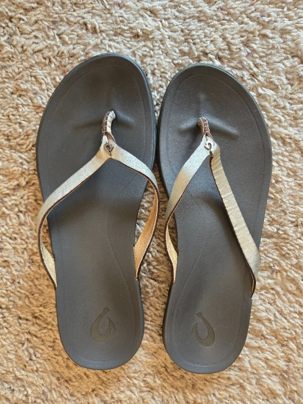 OluKai Ho‘opio Metallic Leather Sandals Gold Black Women's US Size 9